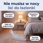 Męska kaczka UroSafe 1200 ml z rączką leży na podłodze przy łóżku w sypialni
