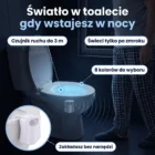 Lampka LumiNoc z czujnikiem ruchu podświetla nocą wnętrze muszli na niebiesko, gdy starszy mężczyzna podchodzi do toalety