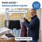 Mężczyzna wiesza pranie – jedna para bokserek BokSafe schnie na suszarce, druga czysta leży złożona na koszu