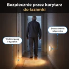 Lampka LumiKrok oświetla nocą korytarz, próg i dywanik w drodze do łazienki